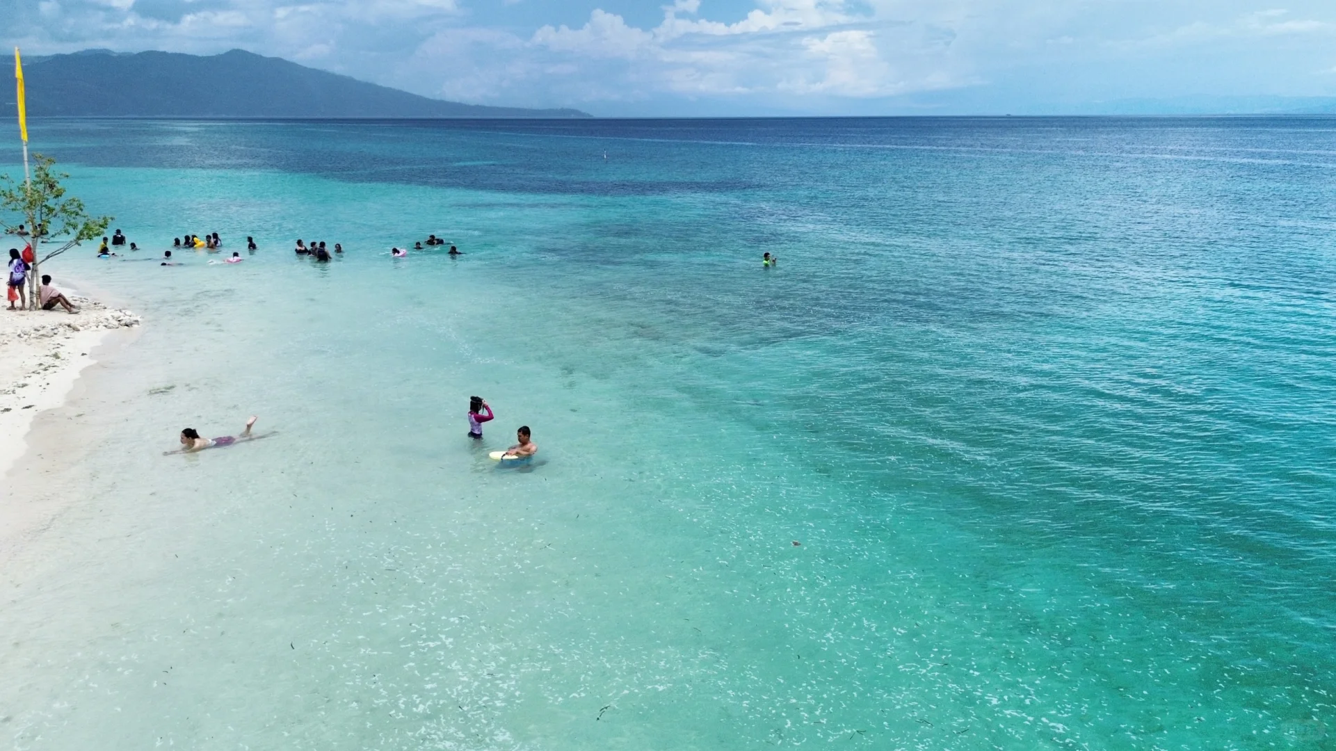Cebu-Cebu Lumbug Beach, clear blue water and white sand