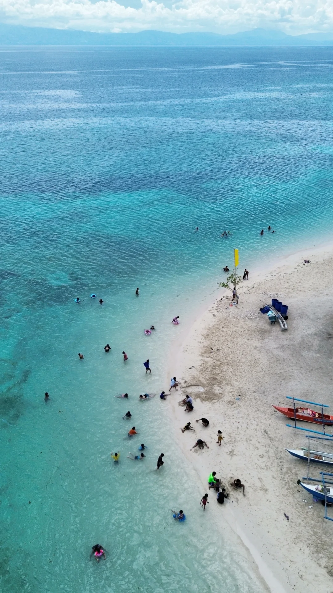 Cebu-Cebu Lumbug Beach, clear blue water and white sand
