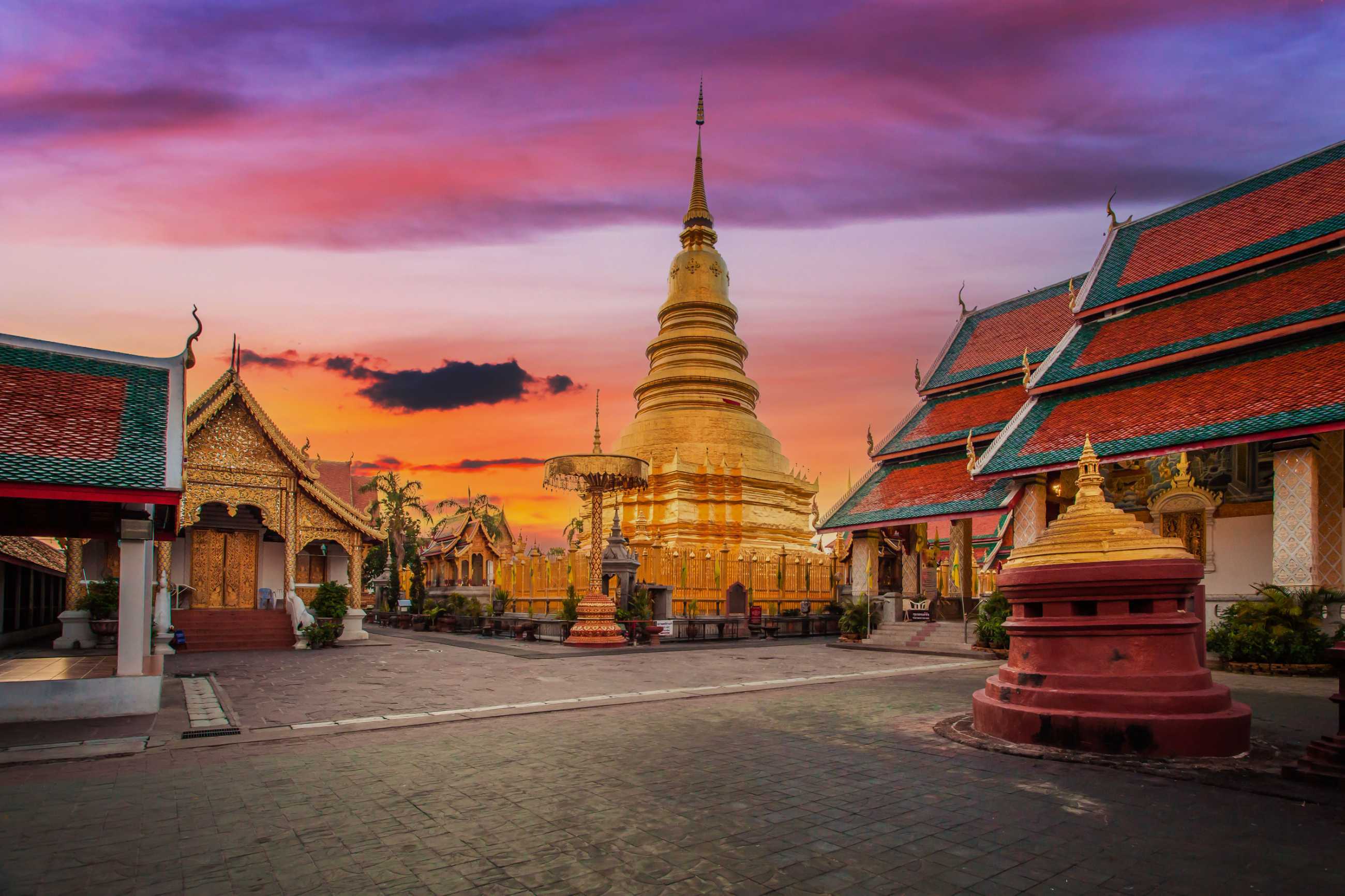 Chiang Mai-Phra That Hariphunchai Woramahawihan, the Buddhist center of the northern region