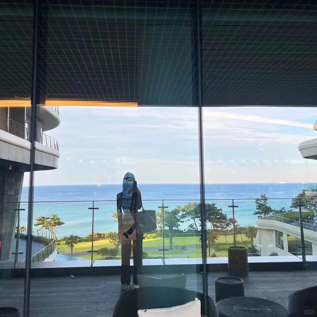 Busan/Jeju-?Parnas Hotel in Seogwipo, Jeju Island has an infinity pool by the sea
