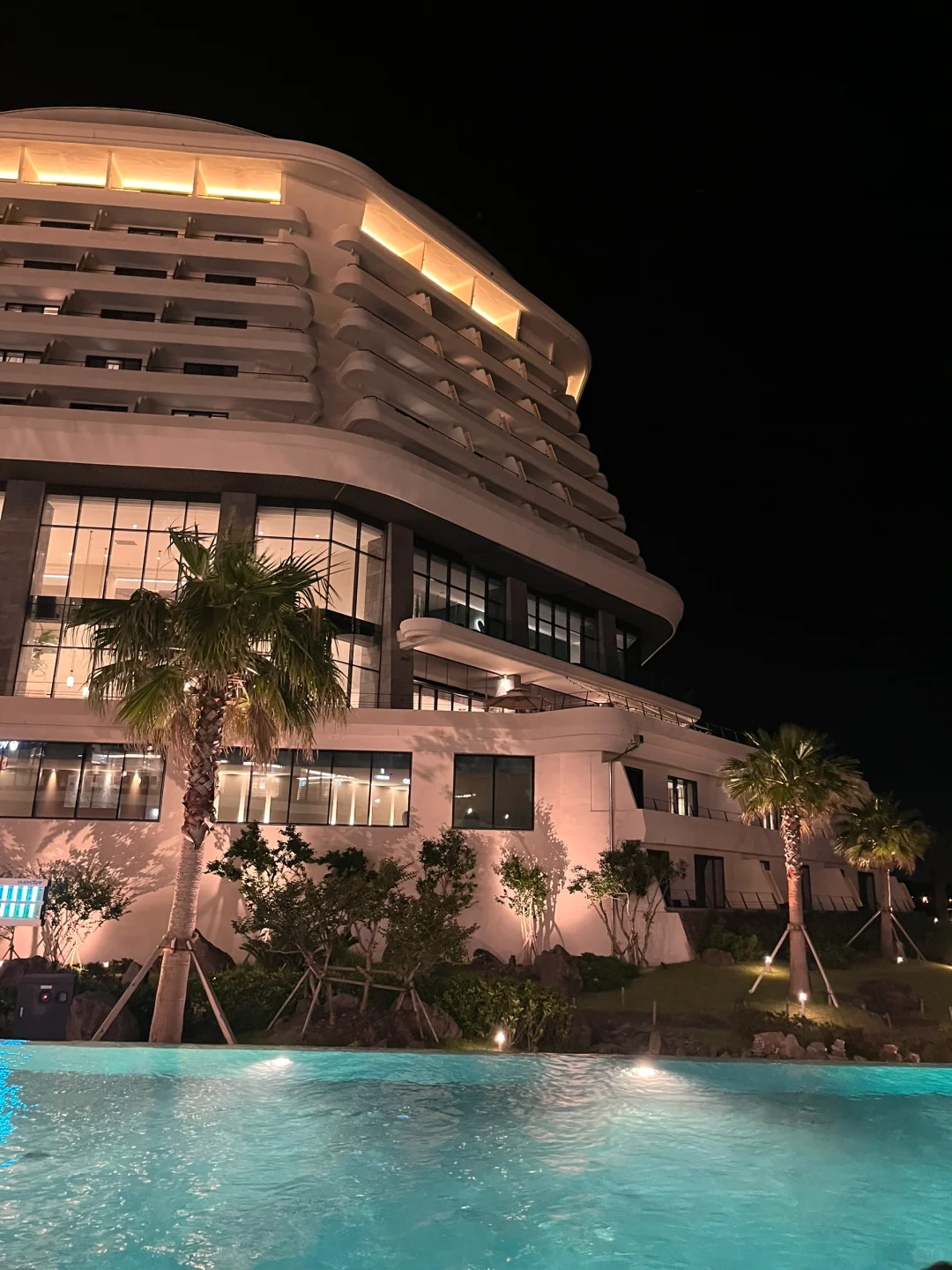 Busan/Jeju-?Parnas Hotel in Seogwipo, Jeju Island has an infinity pool by the sea