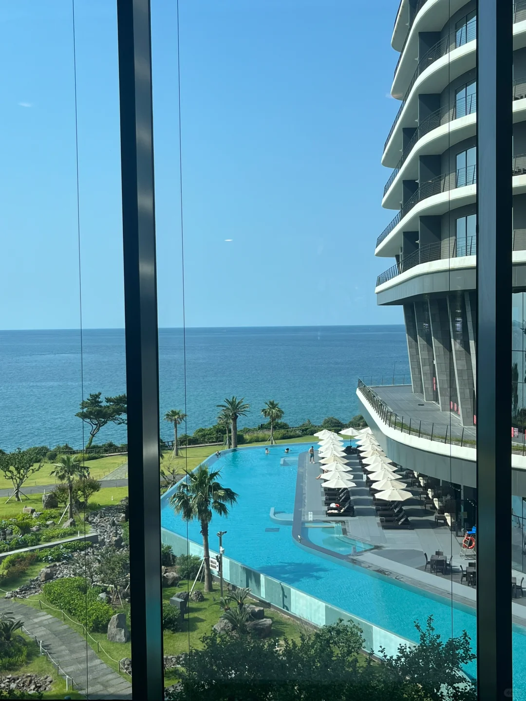 Busan/Jeju-?Parnas Hotel in Seogwipo, Jeju Island has an infinity pool by the sea