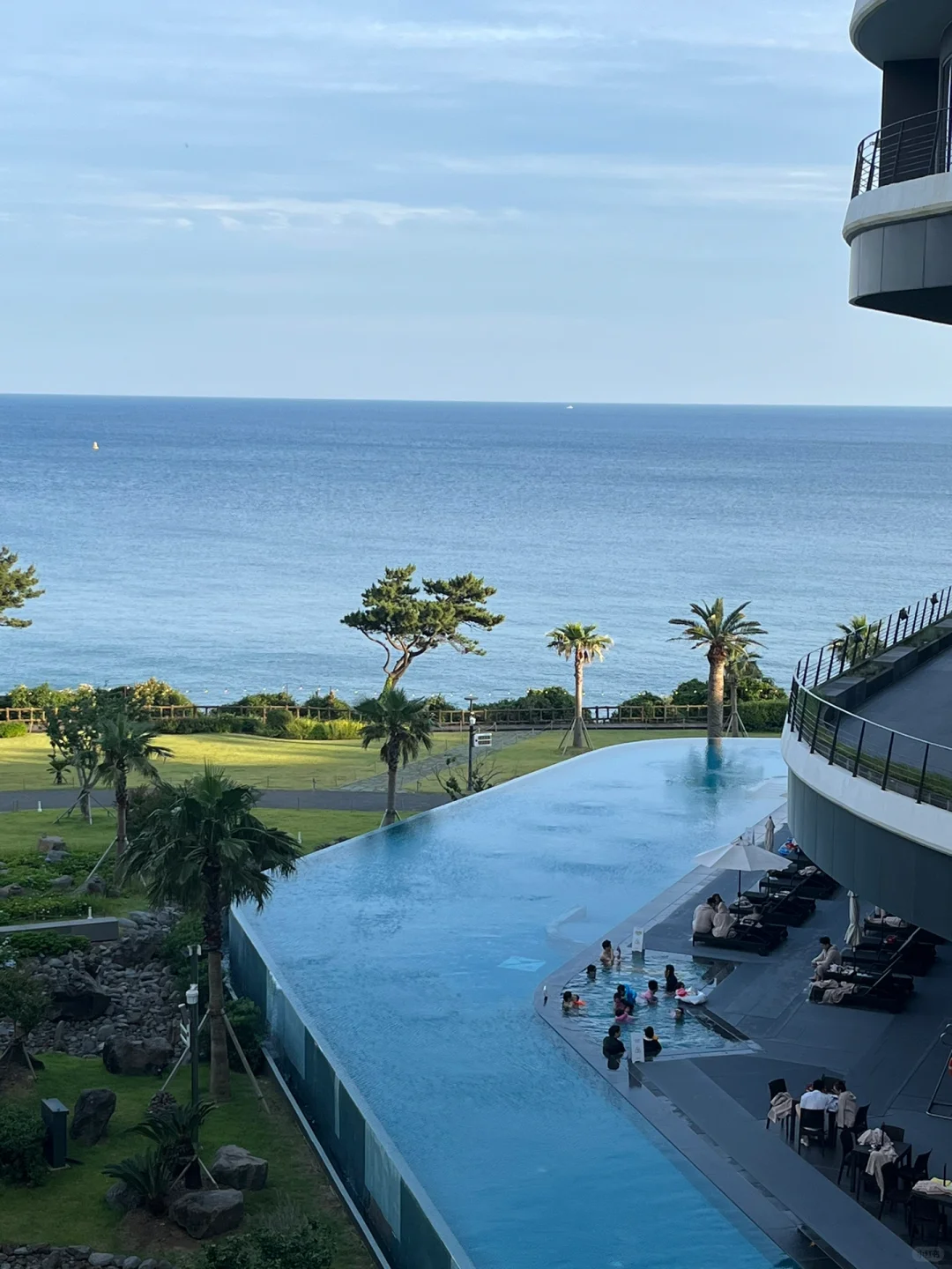 Busan/Jeju-?Parnas Hotel in Seogwipo, Jeju Island has an infinity pool by the sea