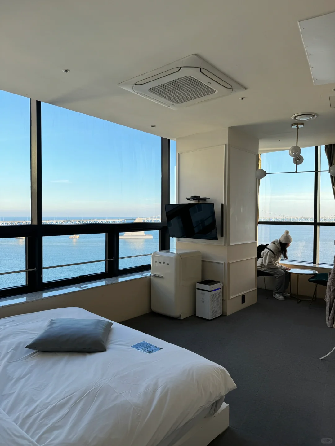 Busan/Jeju-H Avenue Hotel in Busan, South Korea, open the curtains to see the sea