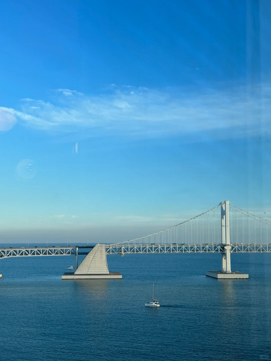 Busan/Jeju-H Avenue Hotel in Busan, South Korea, open the curtains to see the sea