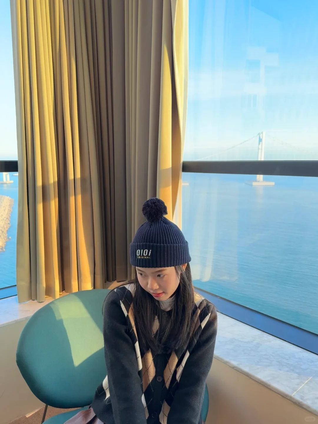 Busan/Jeju-H Avenue Hotel in Busan, South Korea, open the curtains to see the sea