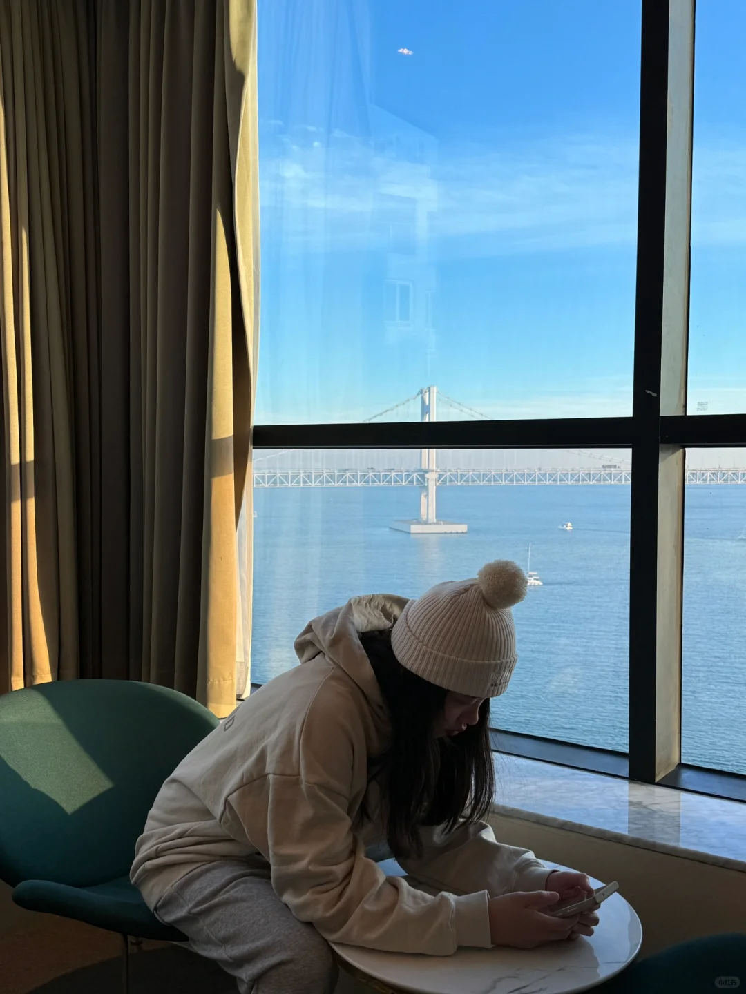 Busan/Jeju-H Avenue Hotel in Busan, South Korea, open the curtains to see the sea