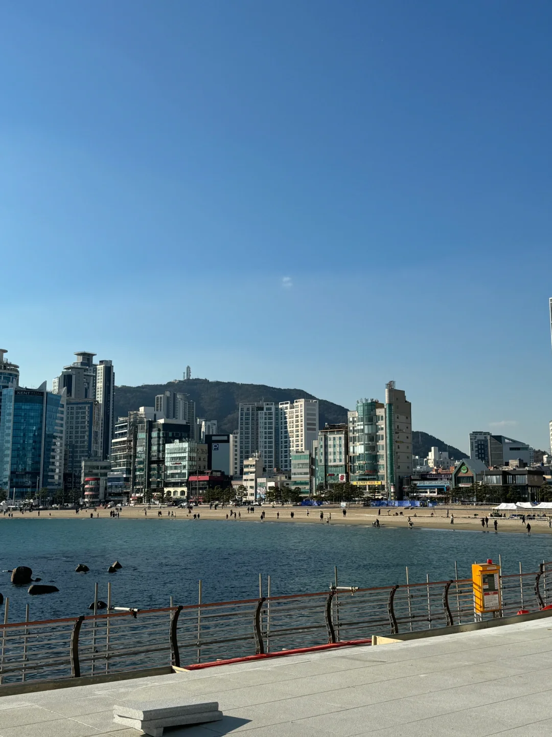 Busan/Jeju-H Avenue Hotel in Busan, South Korea, open the curtains to see the sea