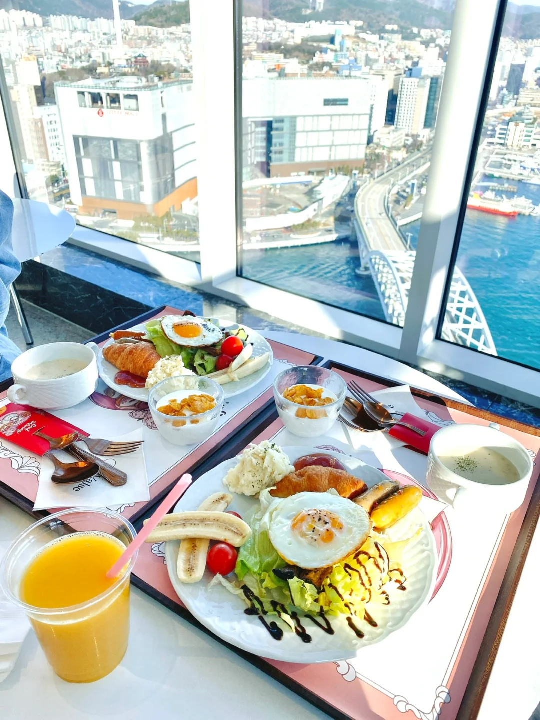 Busan/Jeju-Lavalse Hotel in Busan?, floor-to-ceiling windows in sea view rooms and the port