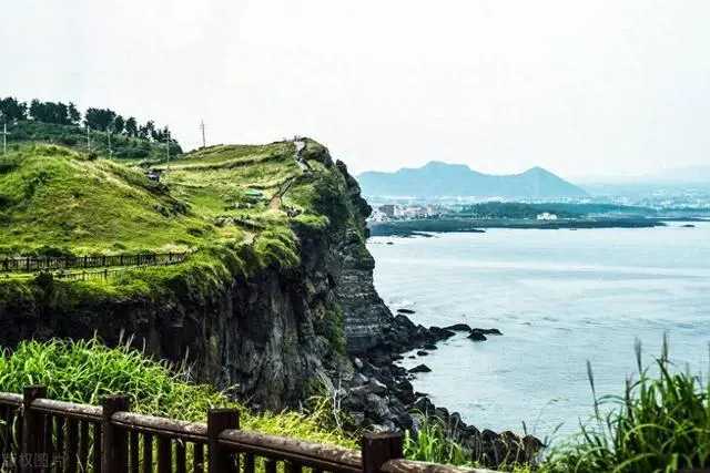 Busan/Jeju-Uncover the top ten hidden attractions in Jeju Island. These beautiful sights are not to be missed!