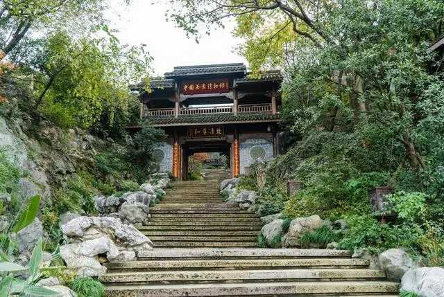 Busan/Jeju-Uncover the top ten hidden attractions in Jeju Island. These beautiful sights are not to be missed!