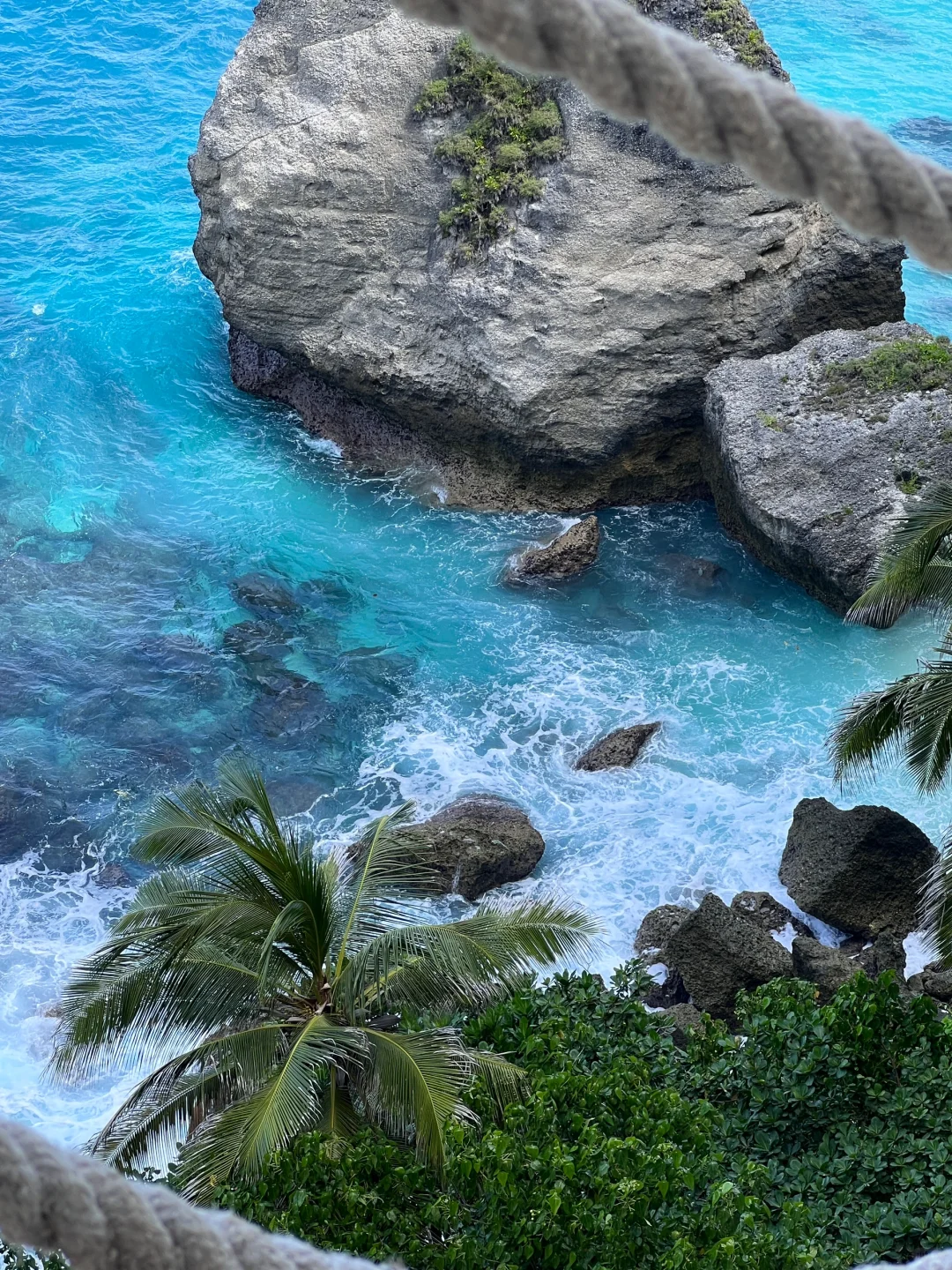 Bali-Bali Nusa Penida Island The slope is steep and the journey is long