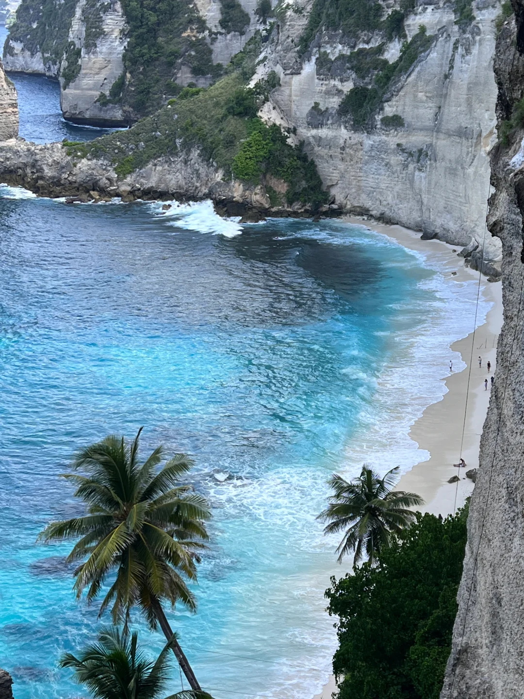 Bali-Bali Nusa Penida Island The slope is steep and the journey is long