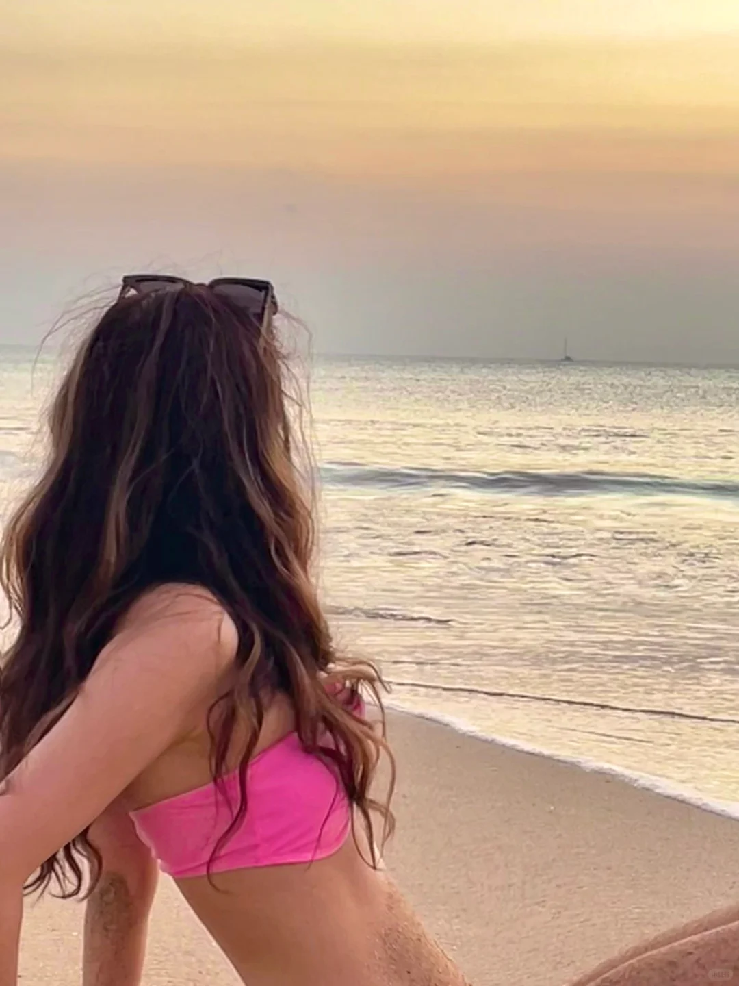 Bali-The sunset photos at Jimbaran Beach are so beautiful. Come to Bali to achieve bikini freedom