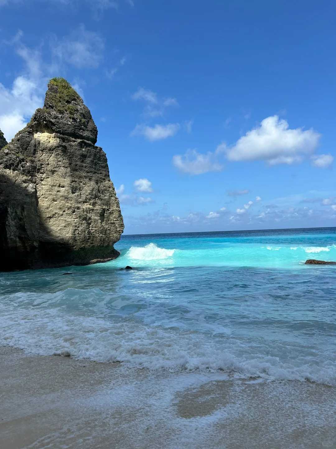 Bali-Hiking in a bikini at Diamond Beach in Nusa Penida feels amazing