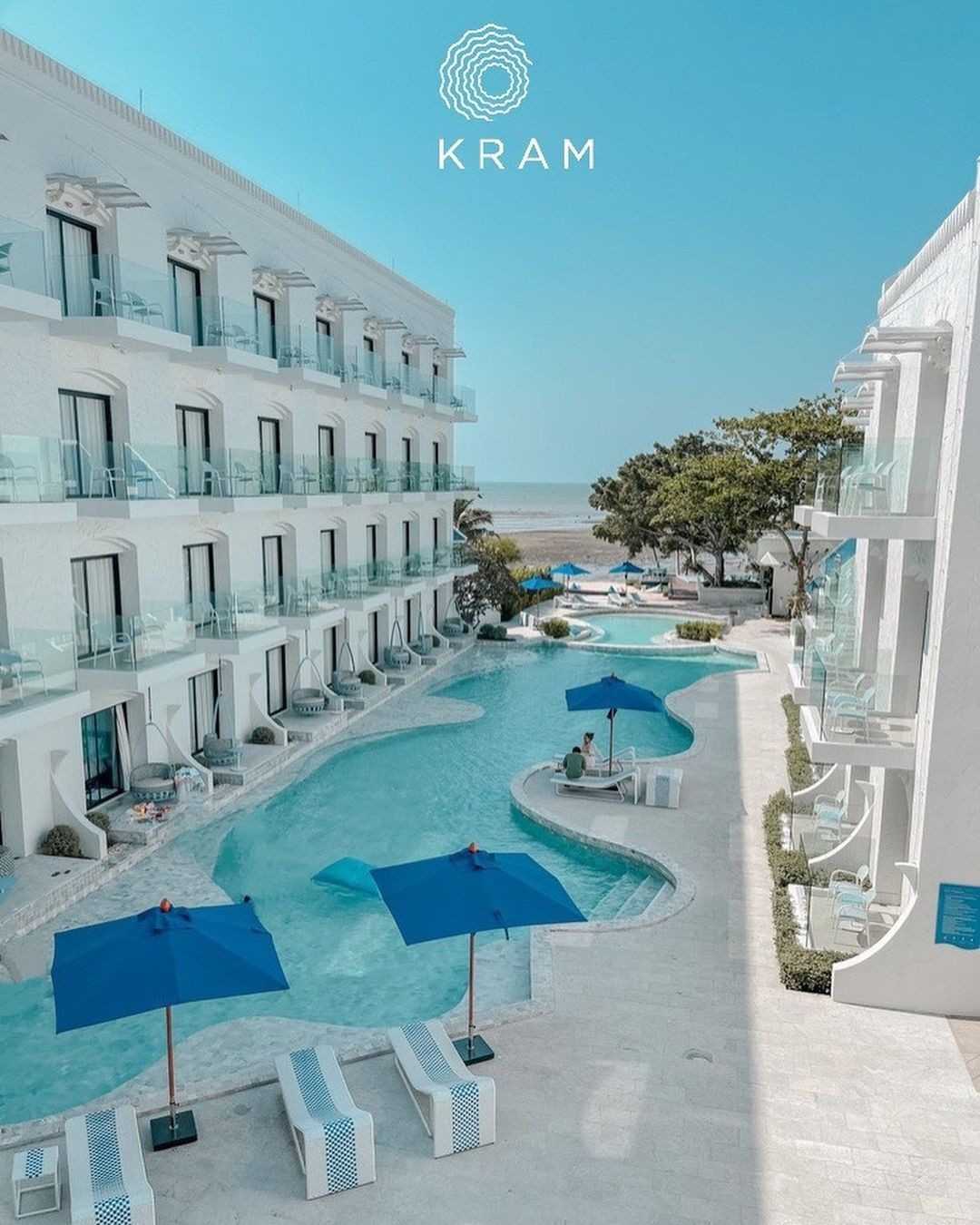 Pattaya-Kram Pattaya Hotel, you can jump into the swimming pool by opening the glass door