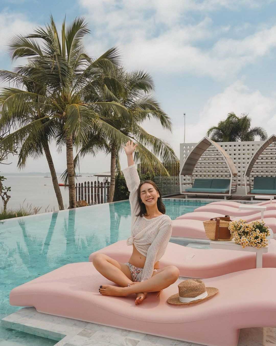 Pattaya-Kram Pattaya Hotel, you can jump into the swimming pool by opening the glass door