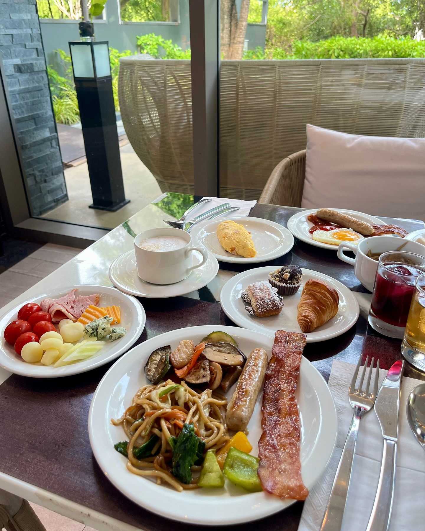 Pattaya-Bayphere Hotel Pattaya, cheap price, rich breakfast, right outside the sea