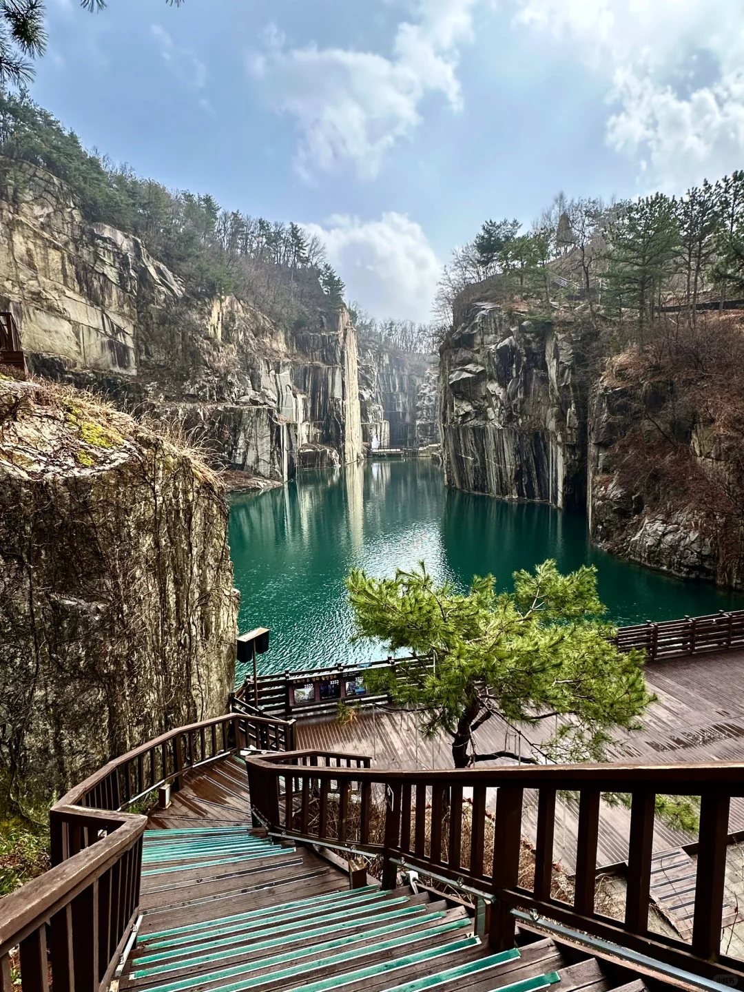 Seoul-Pocheon Art Valley in Seoul, a granite cliff that is as steep as a folding screen