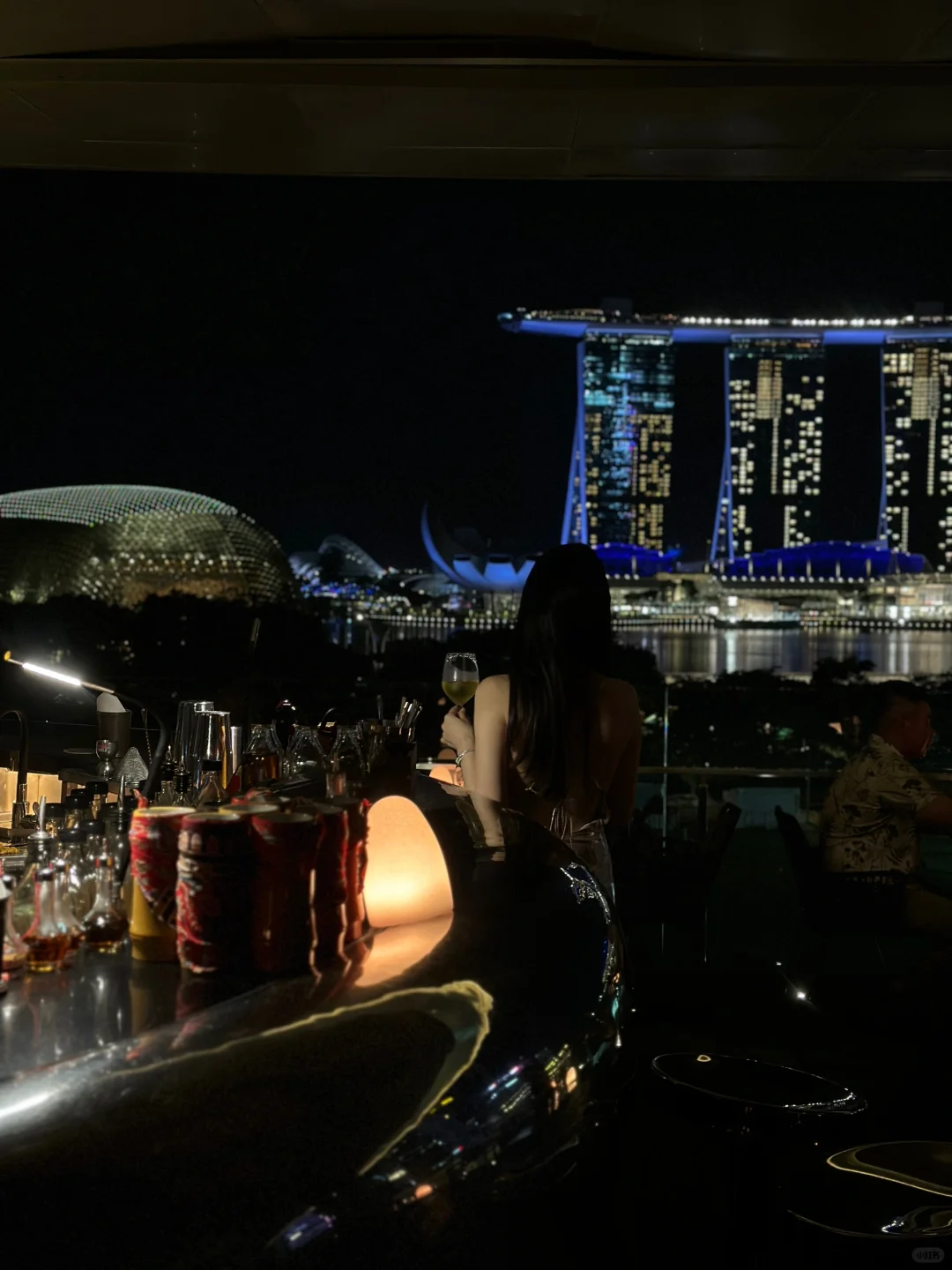 Singapore-The night view of smoke & mirrors bar facing marina bay is so beautiful