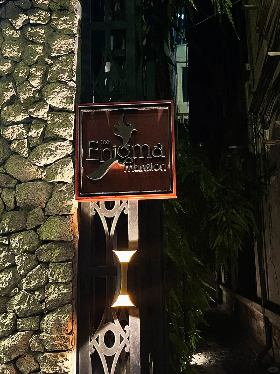 Ho Chi Minh-The Enigma Mansion bar, when serving the drinks, they also explained the story of each cocktail to us.