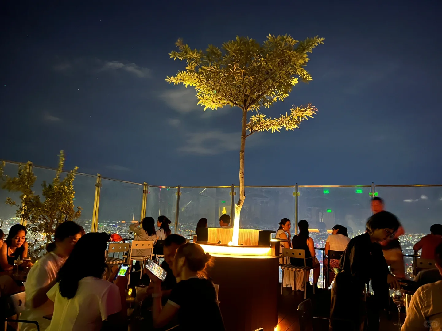 Ho Chi Minh-Blank Lounge bar? on the 75th floor overlooks the most beautiful night view of Ho Chi Minh City