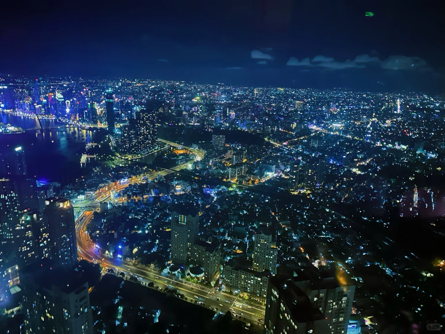 Ho Chi Minh-Blank Lounge bar? on the 75th floor overlooks the most beautiful night view of Ho Chi Minh City