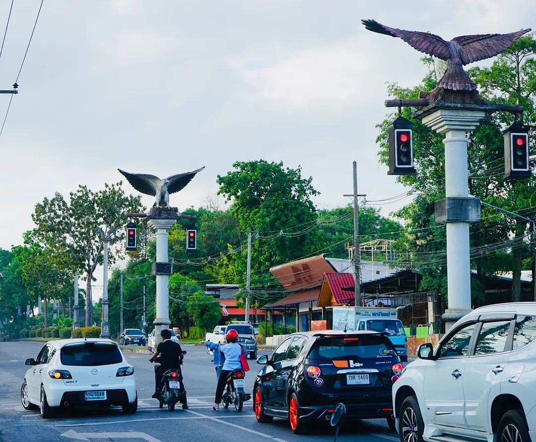 Krabi-A trip to Krabi Town, enjoy the colorful shop signs and sunbathe at Ao Nang Beach