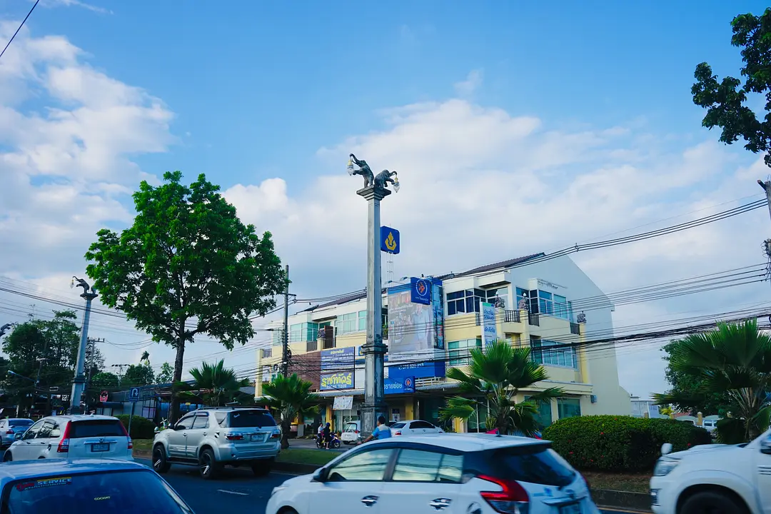 Krabi-A trip to Krabi Town, enjoy the colorful shop signs and sunbathe at Ao Nang Beach