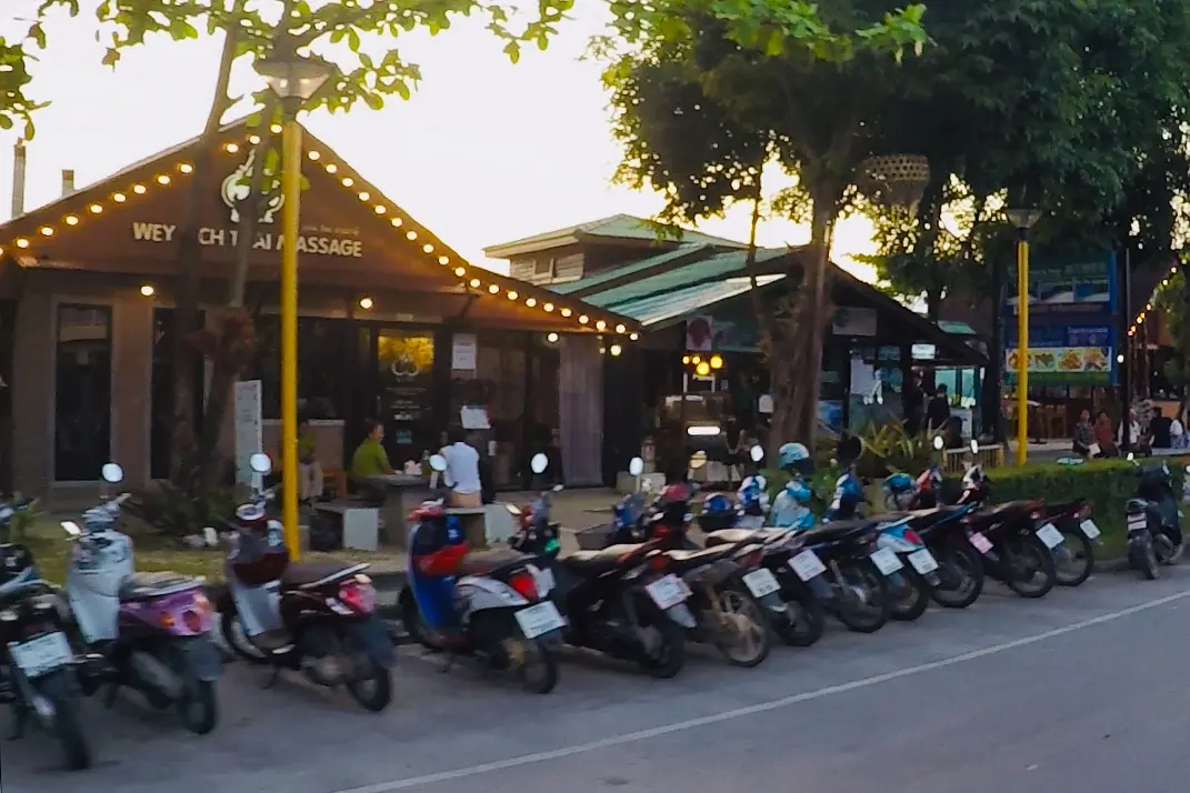 Krabi-A trip to Krabi Town, enjoy the colorful shop signs and sunbathe at Ao Nang Beach