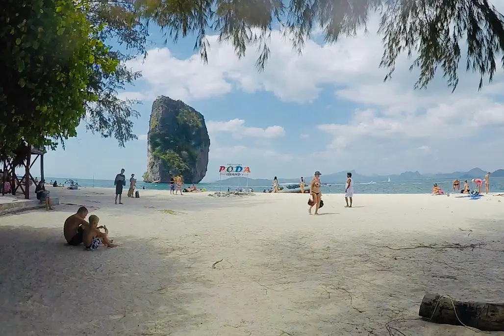 Krabi-A trip to Krabi Town, enjoy the colorful shop signs and sunbathe at Ao Nang Beach