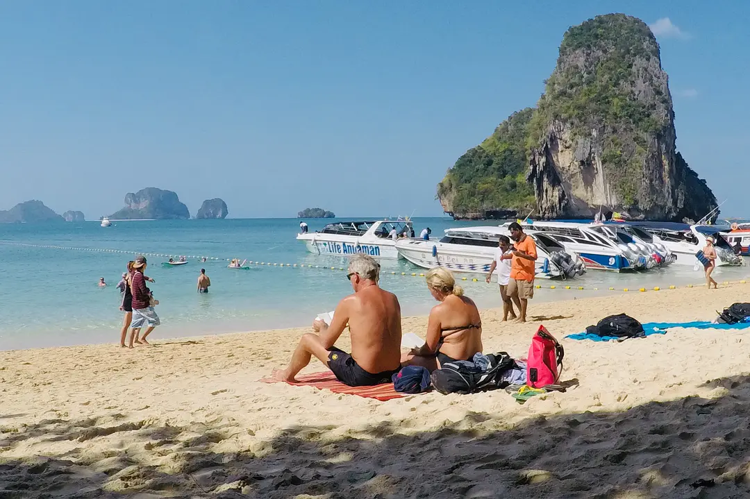 Krabi-A trip to Krabi Town, enjoy the colorful shop signs and sunbathe at Ao Nang Beach