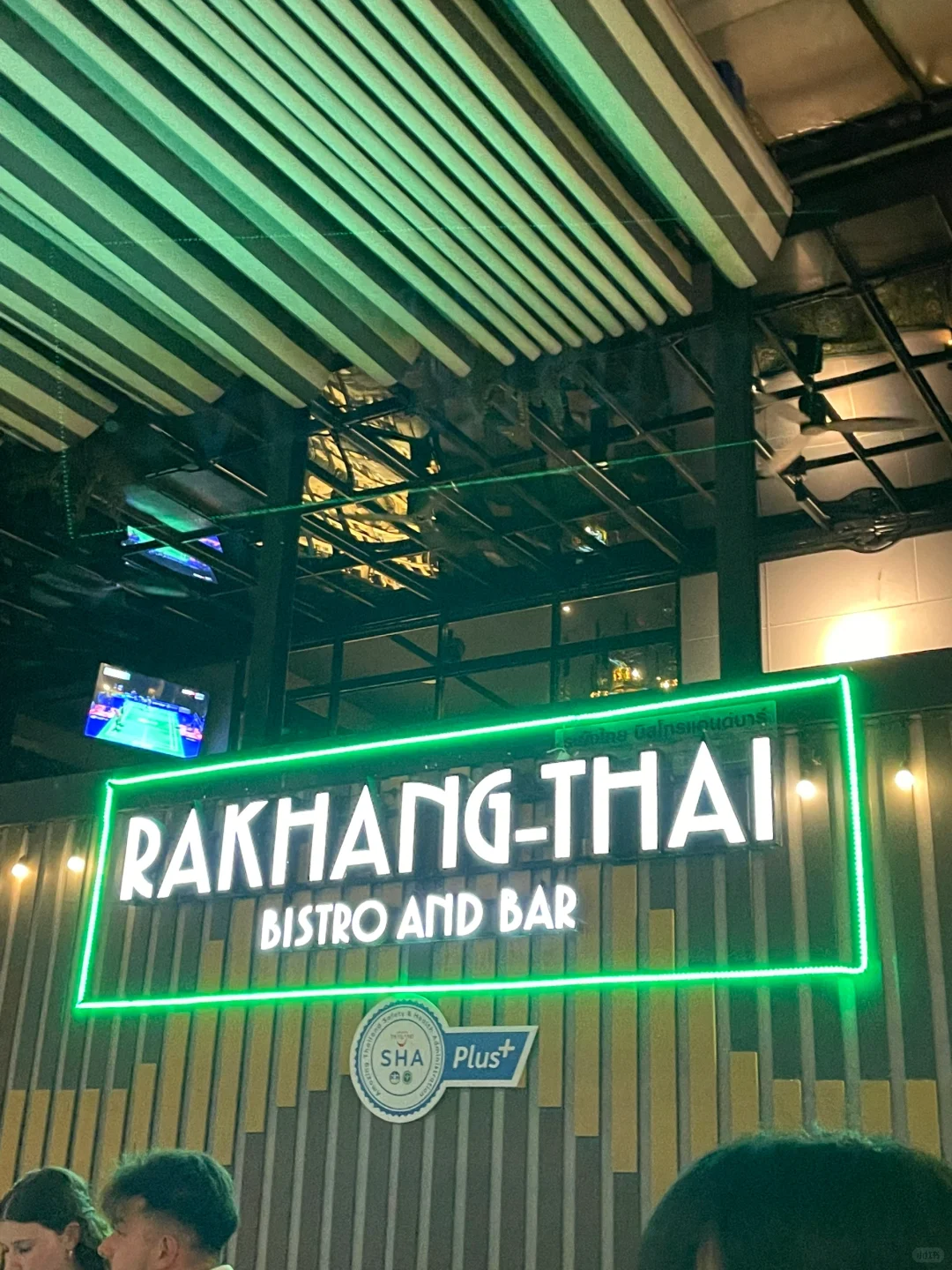 Krabi-Rakhang-Thai is a great bar in Krabi with a great atmosphere and live band performance