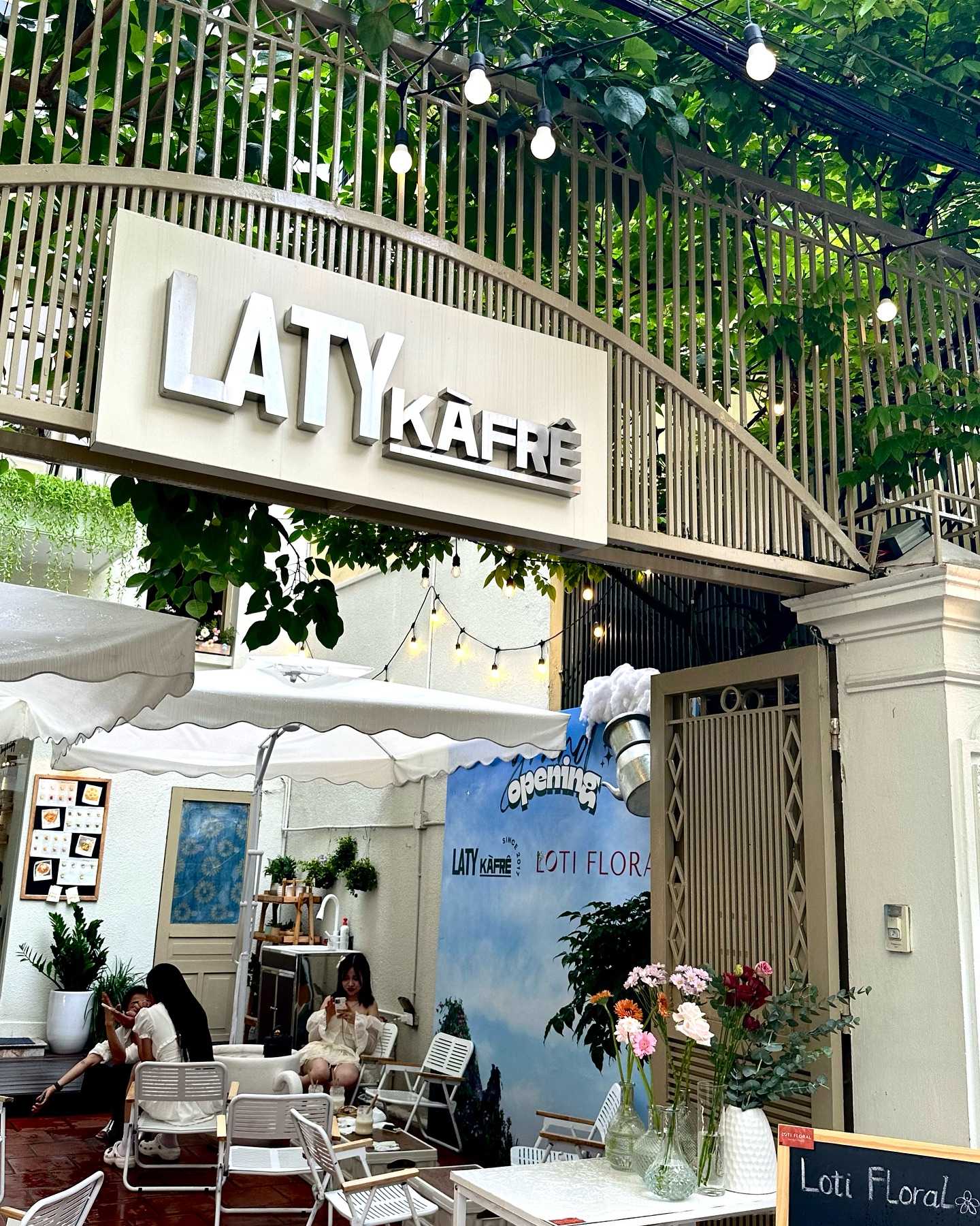 Hanoi-Laty Kafre Cake Shop, a restaurant suitable for student couples to date