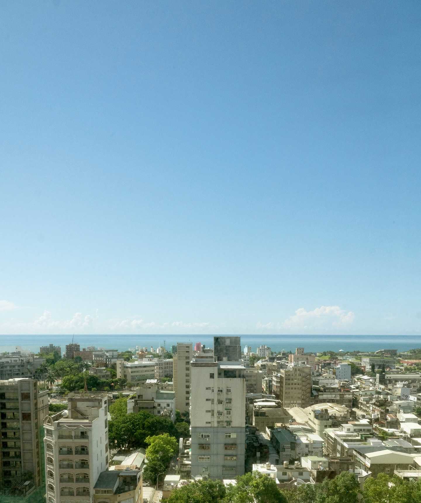 Taiwan-Le Meridien Hualien, the hotel's 25th-floor sky bar offers a panoramic view of the magnificent mountains