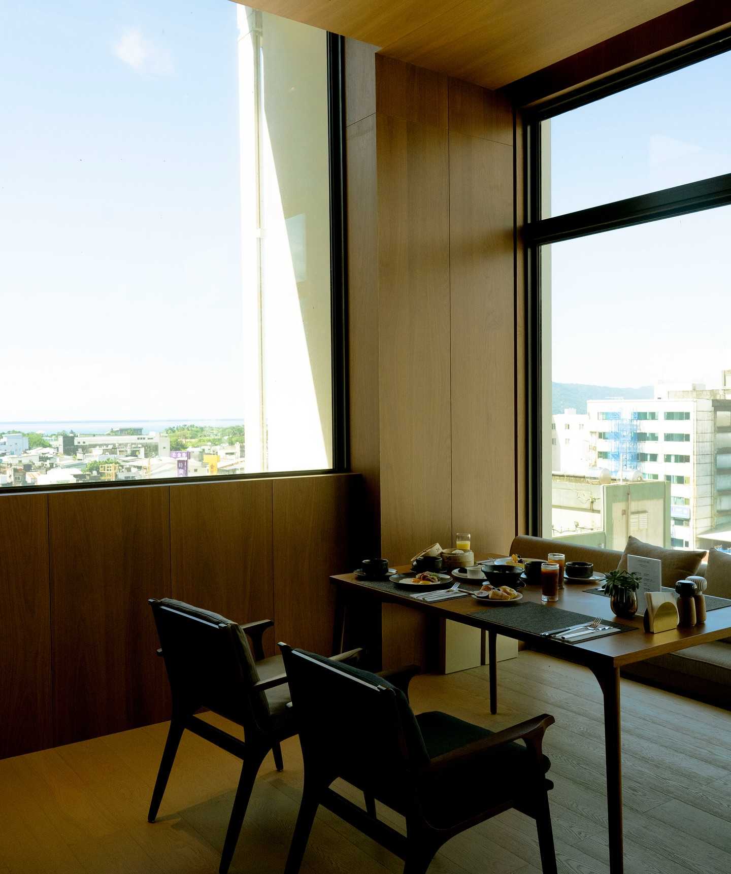 Taiwan-Le Meridien Hualien, the hotel's 25th-floor sky bar offers a panoramic view of the magnificent mountains