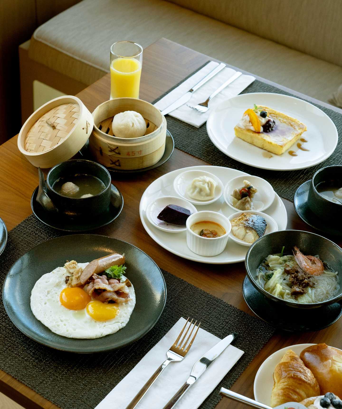 Taiwan-Le Meridien Hualien, the hotel's 25th-floor sky bar offers a panoramic view of the magnificent mountains