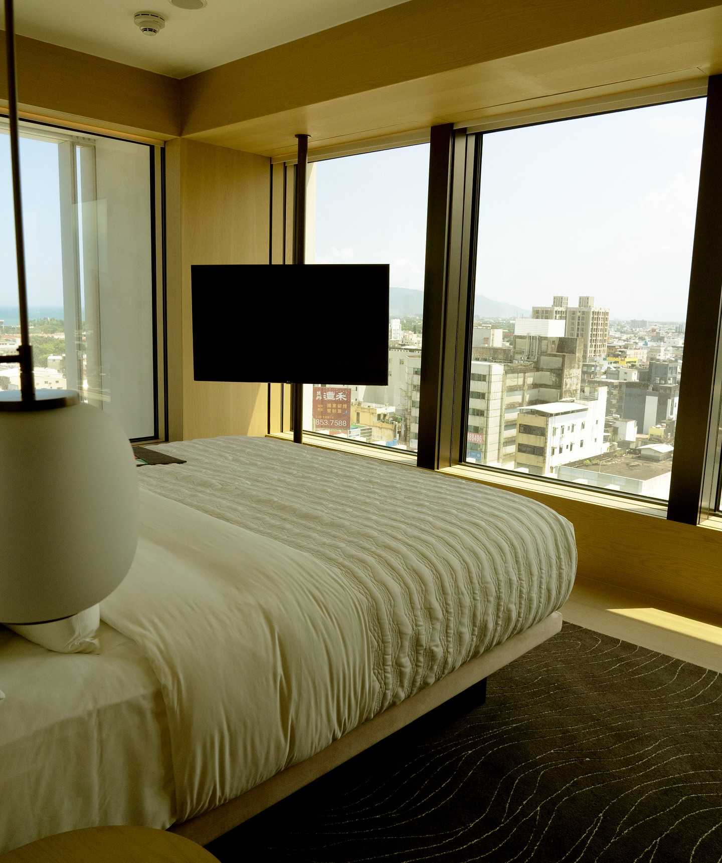 Taiwan-Le Meridien Hualien, the hotel's 25th-floor sky bar offers a panoramic view of the magnificent mountains