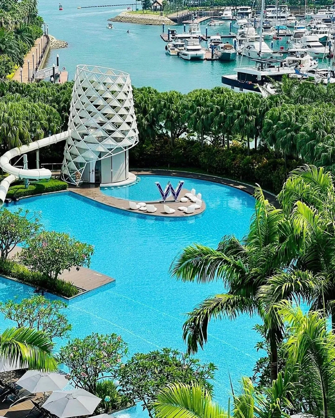 Singapore-W Hotel on Sentosa Island, a luxury hotel hidden in the wealthy area