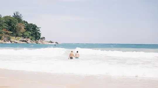 Phuket-Phuket's sea breeze heat wave hits?️, drink a sip of cold and delicious coconut water