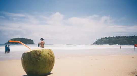 Phuket-Phuket's sea breeze heat wave hits?️, drink a sip of cold and delicious coconut water
