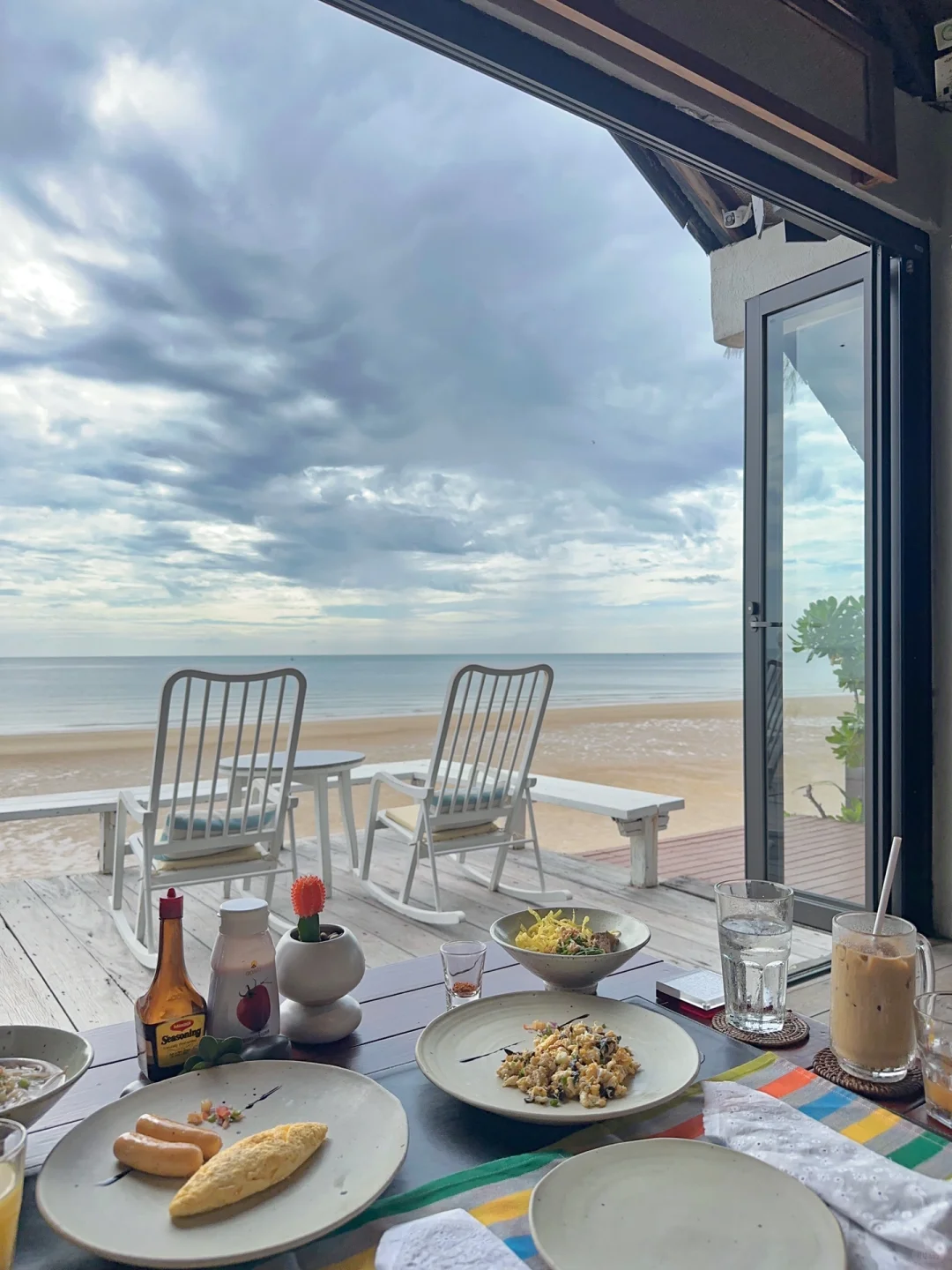 Hua Hin-Hua Hin Al Fresco Resort Hotel, restaurants and cafes are all facing the sea