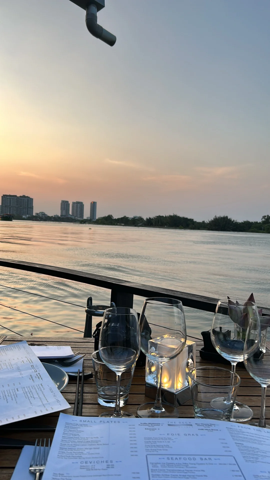 Ho Chi Minh-The Deck?, a sunset restaurant on the riverside of Ho Chi Minh City, recommends lemon-marinated sashimi and oysters