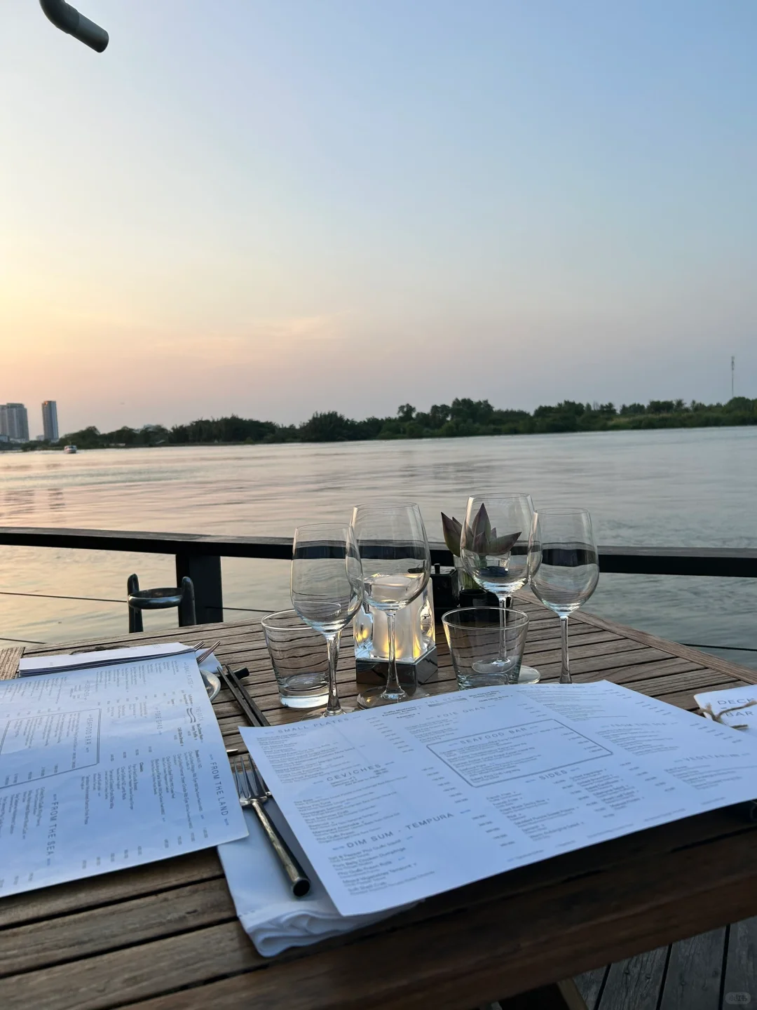 Ho Chi Minh-The Deck?, a sunset restaurant on the riverside of Ho Chi Minh City, recommends lemon-marinated sashimi and oysters