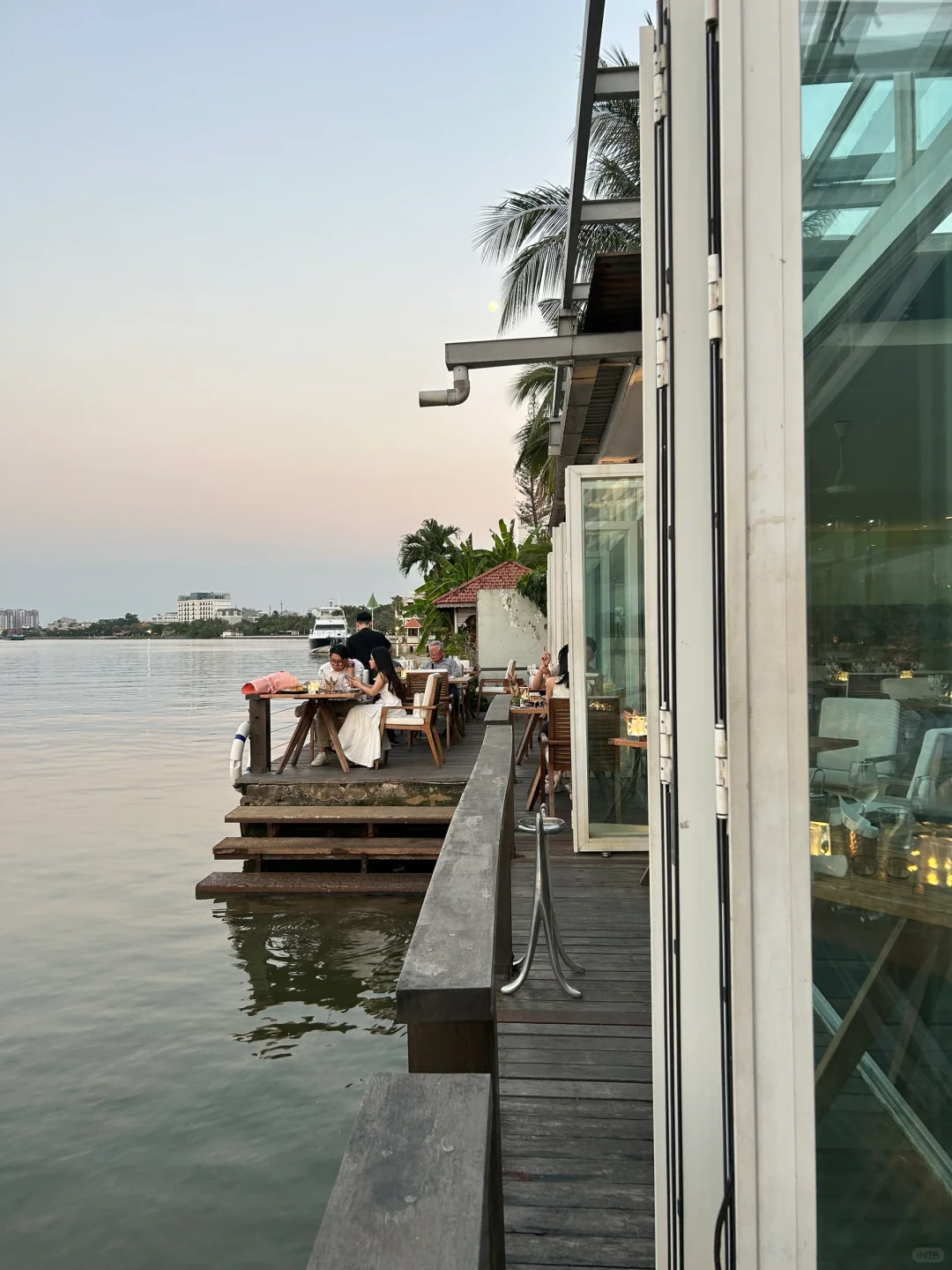 Ho Chi Minh-The Deck?, a sunset restaurant on the riverside of Ho Chi Minh City, recommends lemon-marinated sashimi and oysters