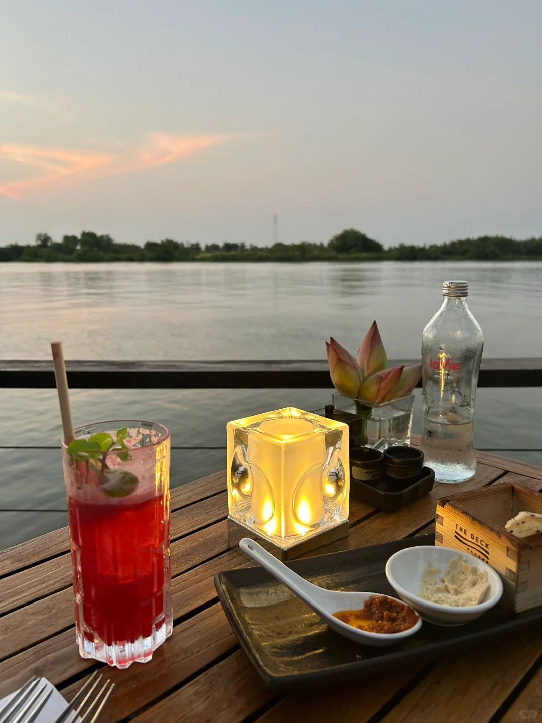 Ho Chi Minh-The Deck?, a sunset restaurant on the riverside of Ho Chi Minh City, recommends lemon-marinated sashimi and oysters