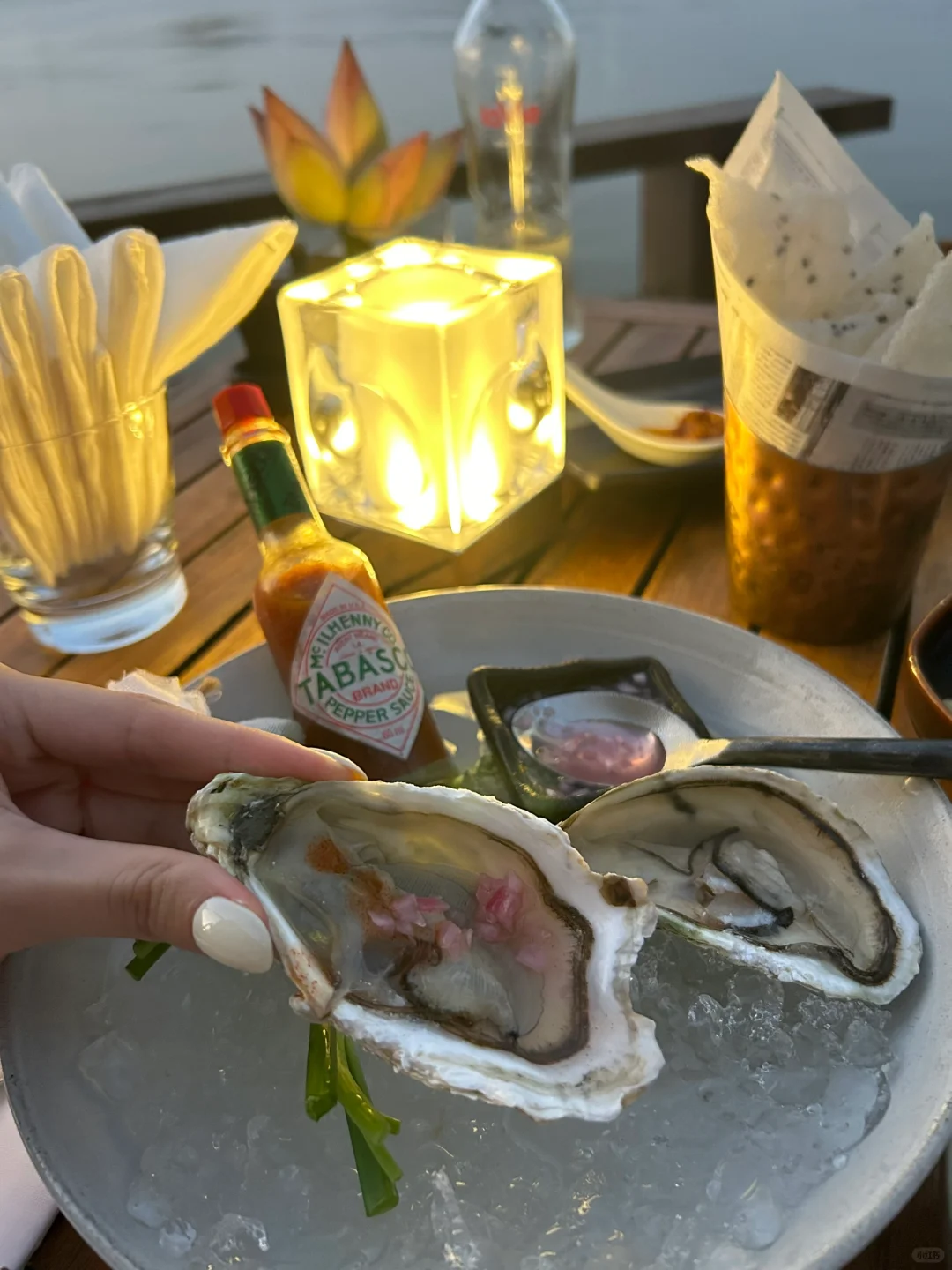 Ho Chi Minh-The Deck?, a sunset restaurant on the riverside of Ho Chi Minh City, recommends lemon-marinated sashimi and oysters