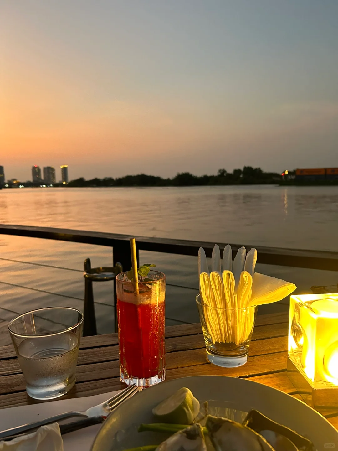 Ho Chi Minh-The Deck?, a sunset restaurant on the riverside of Ho Chi Minh City, recommends lemon-marinated sashimi and oysters