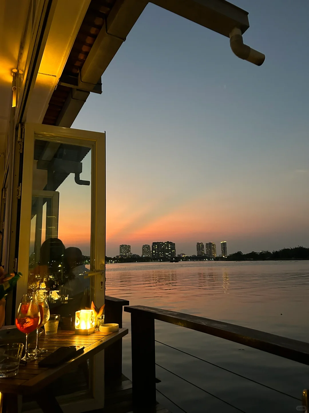 Ho Chi Minh-The Deck?, a sunset restaurant on the riverside of Ho Chi Minh City, recommends lemon-marinated sashimi and oysters