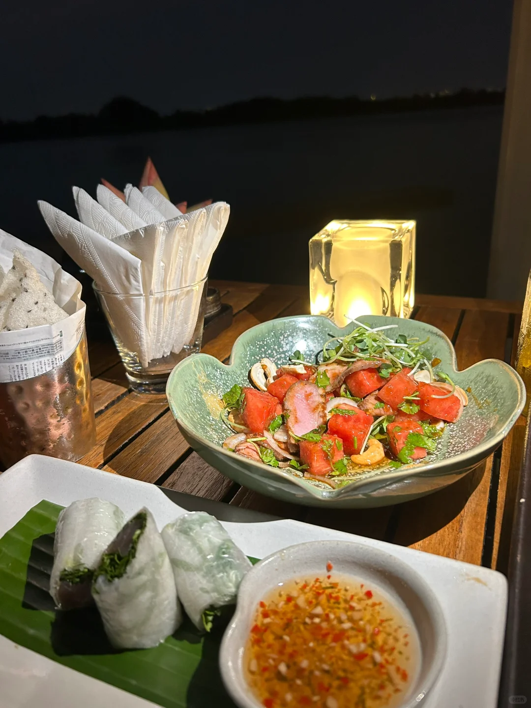 Ho Chi Minh-The Deck?, a sunset restaurant on the riverside of Ho Chi Minh City, recommends lemon-marinated sashimi and oysters